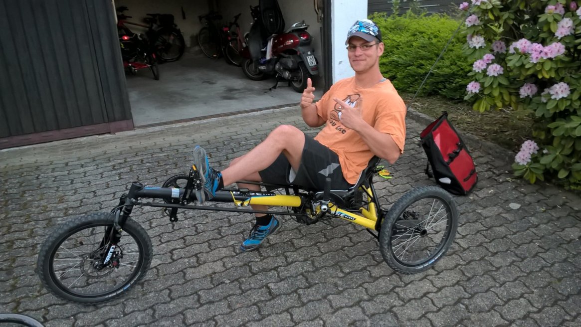 Foto Niclas auf seinem Liegefahrrad